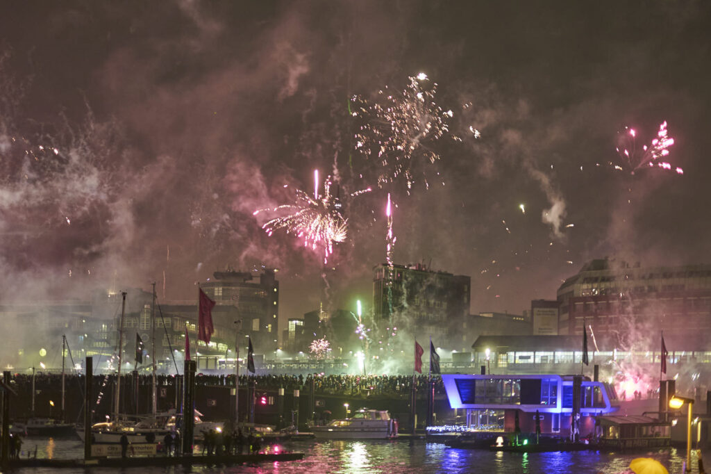Neujahr mit Feuerwerk an den Landungsbrücken